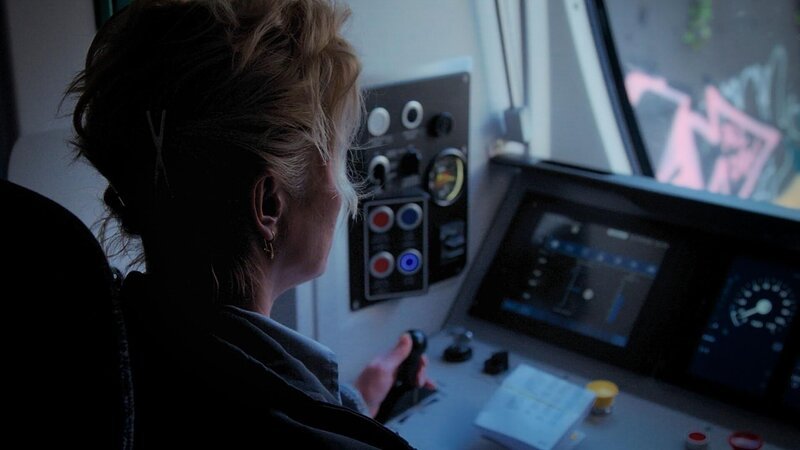 Jelena Talbot sitzt im Führerstand und fährt einen Zug  +++ Die Verwendung des sendungsbezogenen Materials ist nur mit dem Hinweis und Verlinkung auf RTL+ gestattet. +++ – Bild: RTL /​ Windfall Films