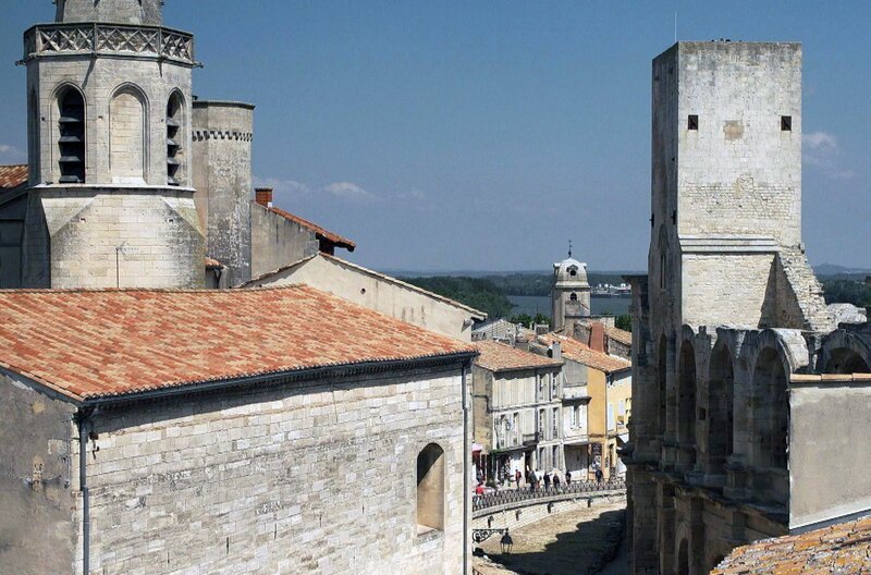 Der Roman „Legenden“ von Sylvain Prudhomme erzählt von dem wilden Leben zweier Brüder im Arles der 80er Jahre, geprägt von Partys, Exzessen und Träumen, das sich im Kontrast zur Steinwüste der Crau entfaltet. – Bild: Elephant Doc