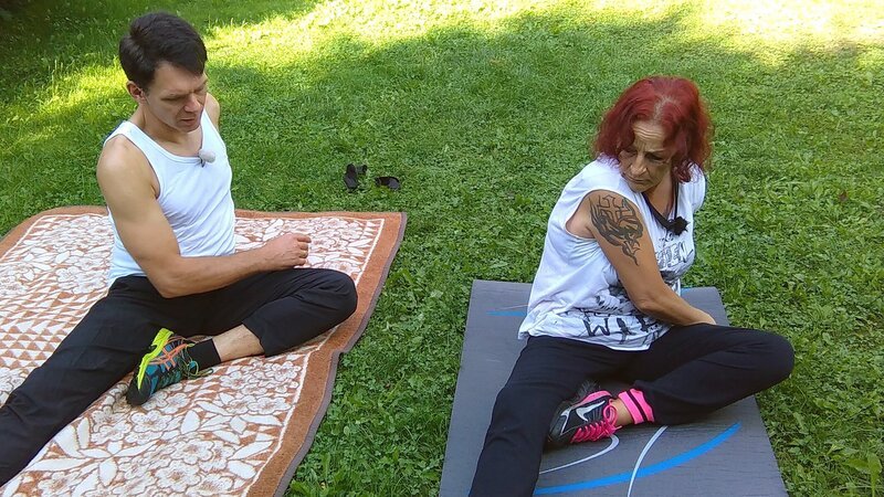 Der sportliche Helmut und Tauschmutter Daniela machen Dehnübungen – Bild: RTL II