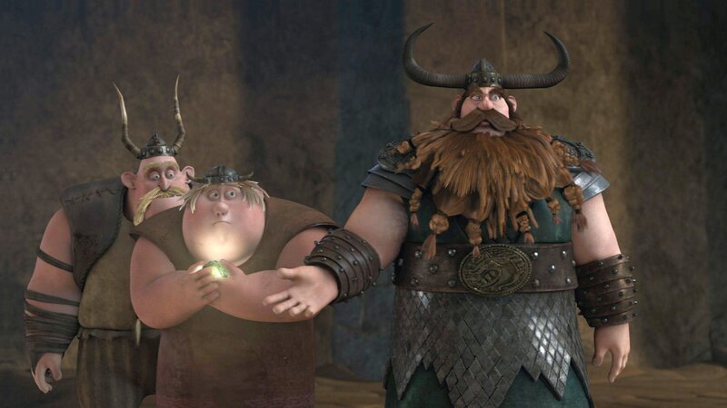 Als Fischbein (Mi.) einen leuchtenden Stein mit nach Berk bringt, sind alle aus dem Häuschen. Grobian (re.) weiß, was es mit dem seltsamen Ding auf sich hat: Er bringt seinem Besitzer Glück. Daraufhin beansprucht Haudrauf (re.) den Stein für sich. – Bild: SUPER RTL