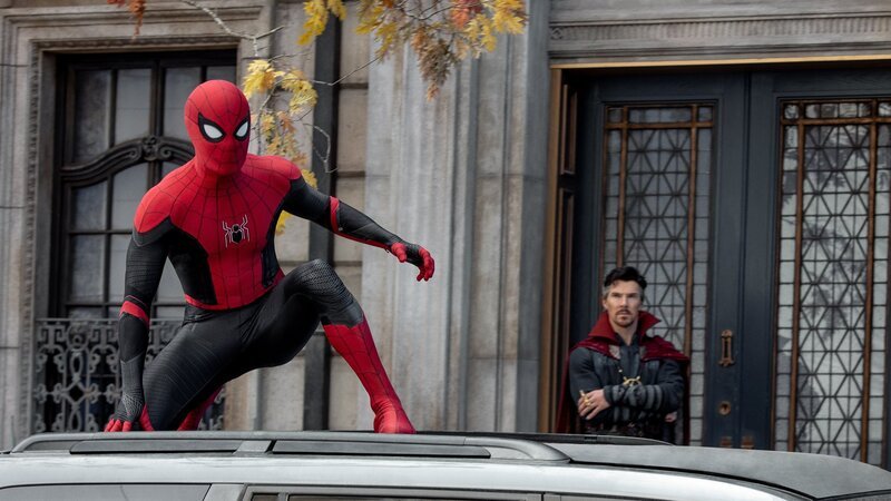 Der Zauberlehrling verwirrt im Multiverse, v.li.: Tom Holland als Spider-Man, Benedict Cumberbatch als Doctor Strange – Bild: SRF /​ Columbia Pictures Industries, Inc. and Marvel Characters, Inc.