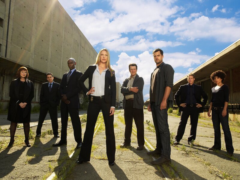 Nina Sharp (Blair Brown), Charlie Francis (Kirk Acevedo), Phillip Broyles (Lance Reddick), Olivia Dunham (Anna Torv), Dr. Walter Bishop (John Noble), Peter Bishop (Joshua Jackson), John Scott (Mark Valley) und Astrid Farnsworth (Jasika Nicole) … – Bild: Turner