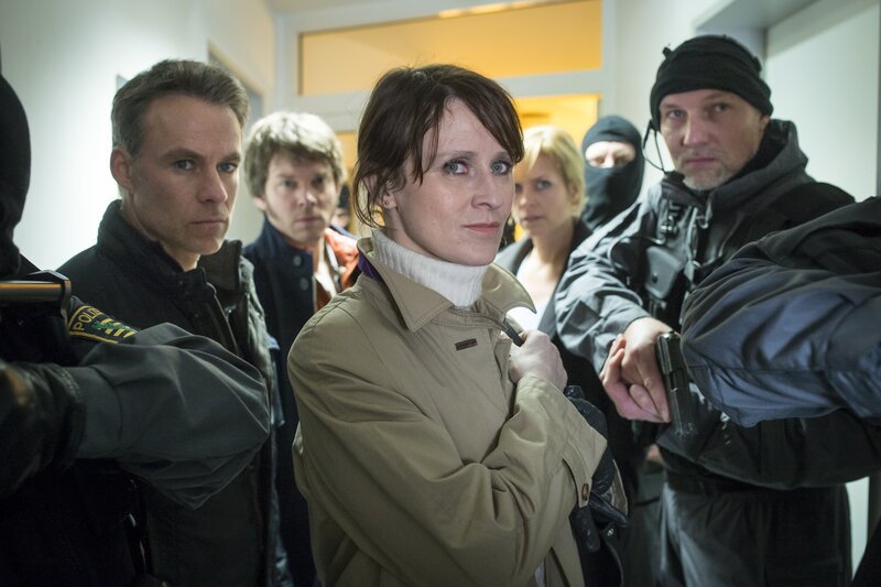 Die SOKO: Jan Maybach (Marco Girnth), Tom Kowalski (Steffen Schroeder), Ina Zimmermann (Melanie Marschke) und SEK-Leiter Klepper (Simon Werner) haben Marion Andergast (Sophie Rois), die Mutter des jungen Geiselnehmers gerufen. Sie soll ihren Sohn zur Aufgabe bewegen. – Bild: ZDF/​Uwe Frauendorf