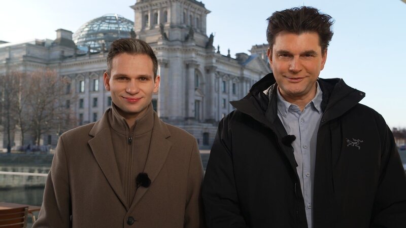 Fabian Köster (l.) und Lutz van der Horst (r.) präsentieren in diesem „heute-show spezial“ Probleme, die wir auch nicht lösen werden. – Bild: ZDF