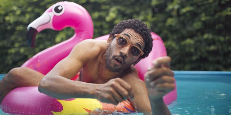 Das erste sturmfreie Wochenende im neuen Zuhause droht für Theo (Benito Bause) aus dem Ruder zu laufen. – Bild: Max Preiss /​ ZDF