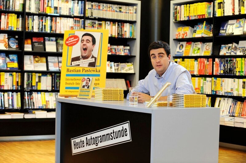 Einsame Signierstunde in der Buchhandlung: Bastian (Bastian Pastewka) wartet auf den Fanansturm – bis ihm klar wird, dass Abteilungsleiter Wegener im Eingangsbereich die Kölner Erfolgsband „Die Höhner“ platziert hat und niemand mehr zu ihm in den zweiten Stock findet … – Bild: SAT.1