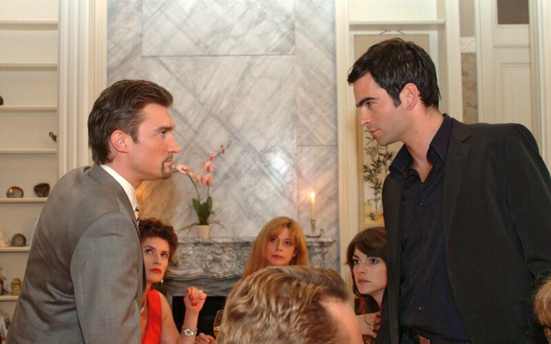 Als Richard (Karim Köster, l.) und David (Mathis Künzler, r.) streiten, scheint das Fest zu scheitern. – Bild: SAT.1 /​ Noreen Flynn