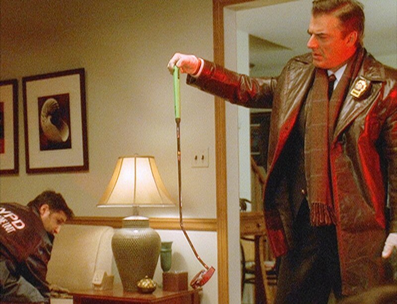 Detective Logan (Chris Noth) findet einen blutverschmierten Golfschläger: Ist es die Mordwaffe? – Bild: VOX