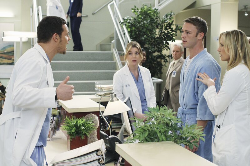 Als Alex (Justin Chambers, l.) jüngerer Bruder Aaron (Jack McLaughlin, 2.v.r.) plötzlich im Seattle Grace auftaucht, kommt es zum Streit zwischen den beiden. Meredith (Ellen Pompeo, 2.v.l.) und Lexie (Chyler Leigh, r.) versuchen, sie zu beruhigen, doch haben sie eine Chance? – Bild: American Broadcasting Companies, Inc. All rights reserved. /​ Ron Tom