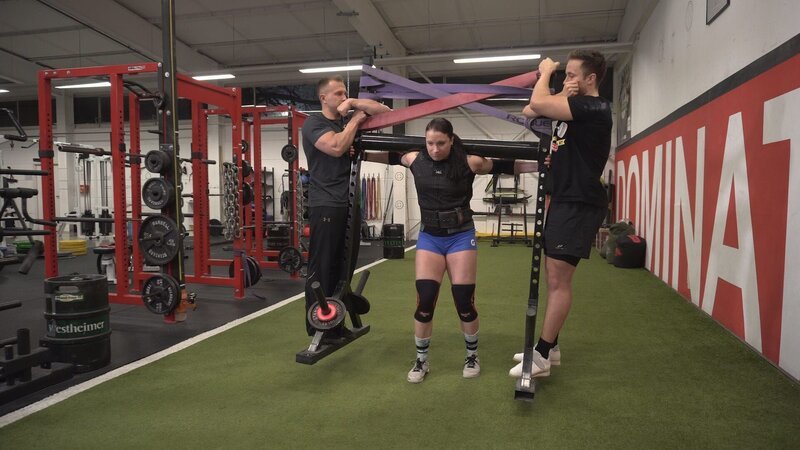 Sandra Bradley (29) trägt zwei ihrer Kollegen auf einem Metallgestell. Sie trägt das Gesamtgewicht von 230 Kilo über 20 Meter. – Bild: BR/​south & browse GmbH/​Waldemar Hauschild