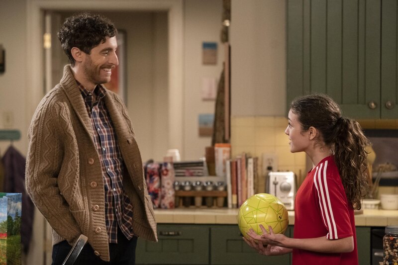 Drew Dunbar (Thomas Middleditch, l.); Maddie (Izzy G, r.) – Bild: 2020 CBS Broadcasting, Inc. All Rights Reserved. /​ Michael Yarish Lizenzbild frei