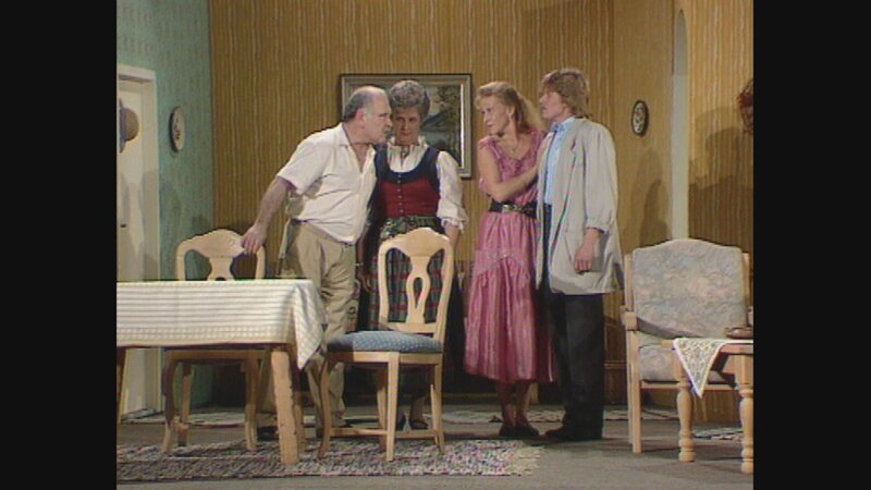 L-R: Schweinsberger (Peter Steiner), Frau Schweinsberger (Erna Wassmer), Tochter (Manuela Denz), Tünter, Färber, Maler (Rudi Decker) – Bild: Heimatkanal