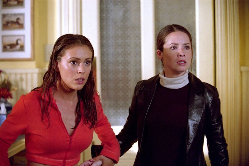 Ein Schockdämon hat es auf Piper (Holly Marie Combs, r.) und Phoebe (Alyssa Milano, l.) abgesehen. Er benutzt die Elektrizität, um sie zu quälen … – Bild: PLURIMEDIA (Paramount)