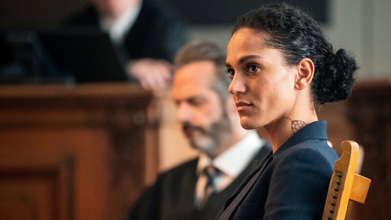 Der Strafverteidiger und die angeklagte Sportschützin vor Gericht: Martin Rapold als Hannes de Boer (M.), Amal Keller als Karen Ott (r.). – Bild: SRF/​ZDF/​Marc Reimann