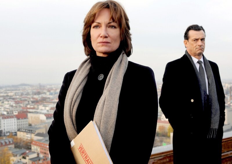 Karla Lorenz (Natalia Wörner) und ihr Vorgesetzter Thomas Eick (Thomas Sarbacher). – Bild: ARD Degeto/​Hans-Joachim Pfeiffer