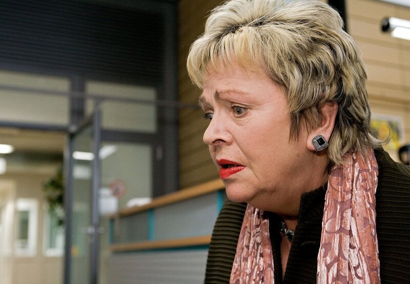 Edith Albrecht (Walfriede Schmitt) ist außer sich, als ihre Schwester Marianne zusammenbricht. – Bild: MDR/​Krajewski