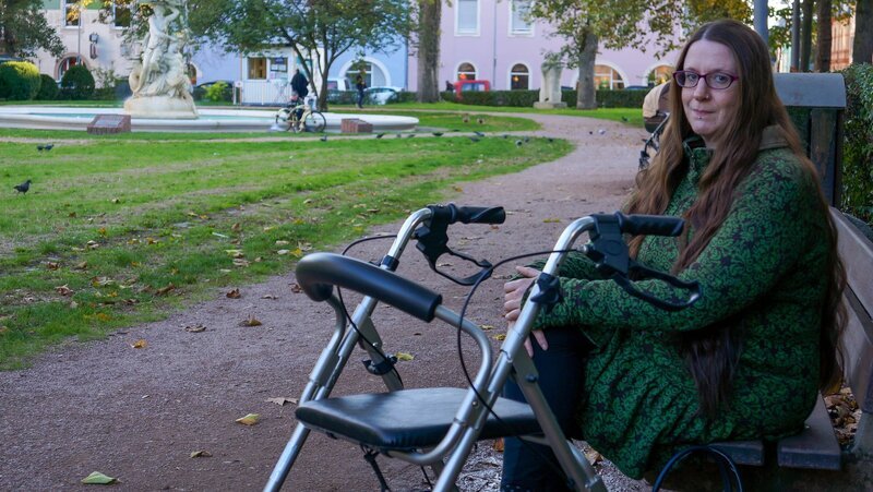 Lili benötigt aufgrund ihrer Einschränkung einen Rollator. – Bild: ZDF und Andreas Raab