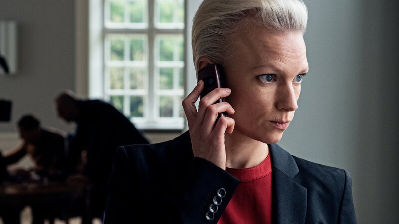 Anna Kasharina (Lise Risom Olsen) vom russischem Geheimdienst gibt Yusuf Anweisungen. – Bild: Henrik Petit /​ ZDF