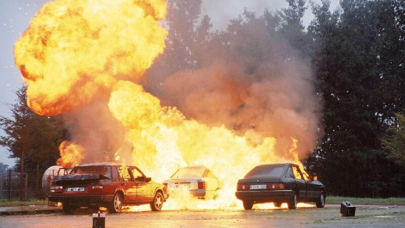 Patricks Wagen ist eine Falle. Die Autobombe explodiert, als Tom und Semir ihn druchsuchen wollen … – Bild: RTL /​ Guido Engels