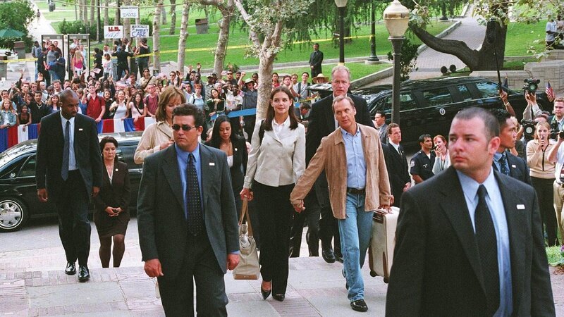 An ihrem ersten Tag im College wird Präsidententochter Samantha Mackenzie (Katie Holmes, M.) von ihrem Vater – dem Präsidenten der Vereinigten Staaten (Michael Keaton) – und dem Secret Service begleitet. Die Verwendung des sendungsbezogenen Materials ist nur mit dem Hinweis und Verlinkung auf RTL+ gestattet. – Bild: RTL / Twentieth Century Fox Film Corporation An ihrem ersten Tag im College wird Präsidententochter Samantha Mackenzie (Katie Holmes, M.) von ihrem Vater – dem Präsidenten der Vereinigten Staaten (Michael Keaton) – und dem Secret Service begleitet. Die Verwendung des sendungsbezogenen Materials ist nur mit dem Hinweis und Verlinkung auf RTL+ gestattet. – Bild: RTL / Twentieth Century Fox Film Corporation