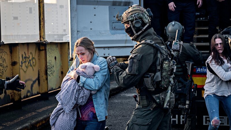 Ein Soldat der Spezialeinheit rettet eine Geisel und hilft ihr aus dem Container. – Bild: Henrik Petit /​ ZDF