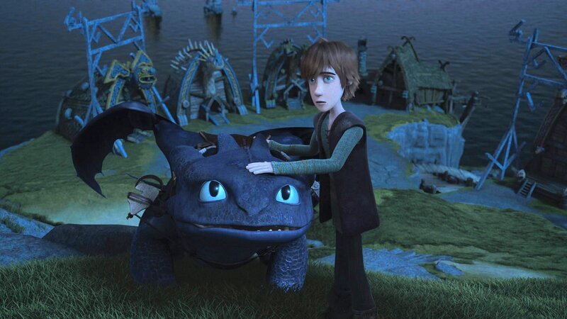 Drache Ohnezahn wird für die Blitzeinschäge auf Berk verantwortlich gemacht und soll deshalb von der Insel verbannt werden. Hicks will dies nicht zulassen. – Bild: SUPER RTL