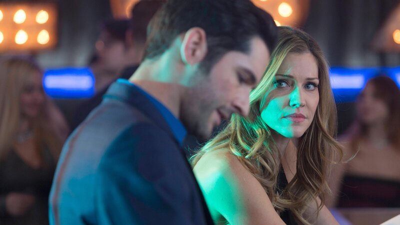 Als sich herausstellt, dass das Flammende Schwert die einzige Hoffnung für die Familie ist, sicher nach Hause zurückzukehren, muss Lucifer etwas kontrollieren, was er noch nie kontrollieren konnte – seine Gefühle. – Bild: RTL