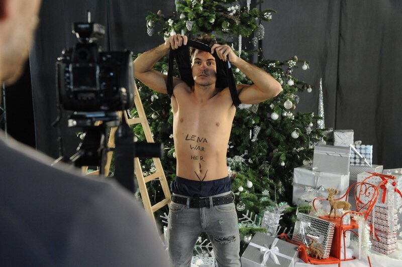 Virgin muss erkennen, dass das Shooting trotz Maiks (Sebastian König) Erscheinen noch nicht gerettet ist … – Bild: SAT.1 /​ Claudius Pflug