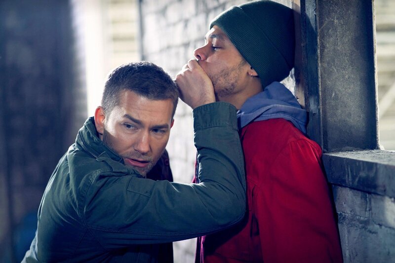 Marc (Christopher Patten, l.) ist in seinem alten Revier in Dortmund. Er und weitere Kollegen müssen sich wegen rassistischem Verhalten im Dienst verantworten. Mo Aguta (Nyamandi Adrian) ist ein Zeuge, den Marc zur Rede stellt, als plötzlich seine Kollegen auftauchen. – Bild: RTL /​ Guido Engels