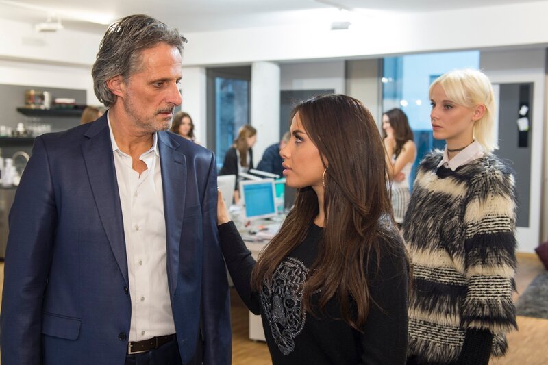 Stefan (Ingo van Gulijk) ist mit der alleinigen Leitung von Berlin Models sichtlich überfordert und kann nicht auf Sarahs (Cherin West, M.) Hilfe bauen. – Bild: RTL /​ Christoph Assmann