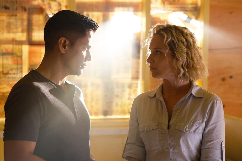 Thomas Magnum (Jay Hernandez) und Juliet Higgins (Perdita Weeks)  +++ – Bild: RTL /​ MMXXIII CBS Studios Inc and Universal Television LLC. /​ Pakt mit dem Teufel