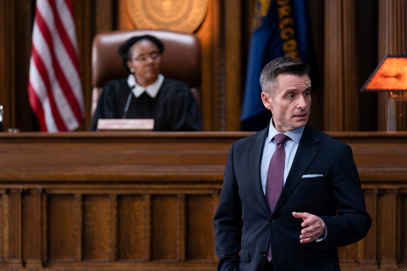Pictured: Angela Moore as the Judge and Benjamin Wilkinson as D.A. Barrett. – Bild: Michael Courtney /​ CBS ENTERTAINMENT