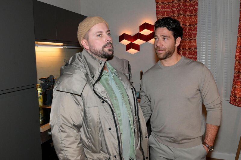 Carlos (Patrick Fernandez, r.) versucht auf John (Felix von Jascheroff) einzuwirken, dass er alles tut, um den Frieden zu bewahren. – Bild: RTL /​ Rolf Baumgartner /​ Vergiftete Grüsse