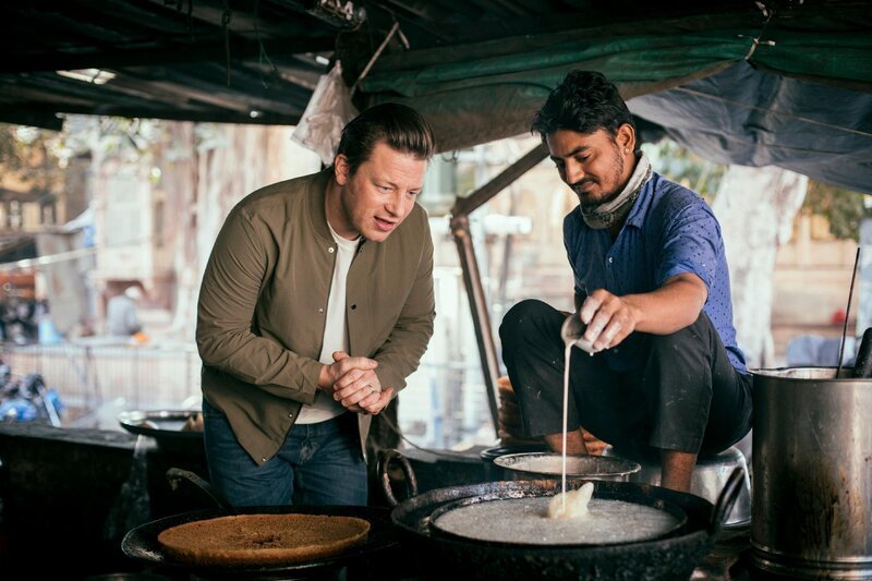 Jamie Oliver (l.) – Bild: RTL /​ Jamie Oliver Enterprises Limited