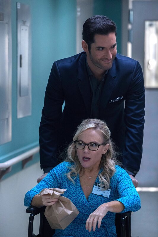 Linda (Rachael Harris, vorne) bietet Lucifer (Tom Ellis, hinten) ihre Hilfe an, als er sich zu Ermittlungszwecken in eine Psychiatrie einweisen lässt, doch dann muss Linda erst einmal damit klarkommen, dass möglicherweise Gott unter ihnen weilt … – Bild: Warner /​ MPP