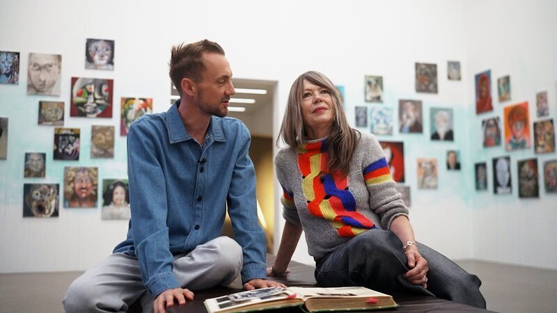 Kulturplatz Zuversicht in schweren Zeiten – Geschichten, die Hoffnung machen Host Nino Gadient mit Künstlerin Klodin Erbim – Bild: SRF