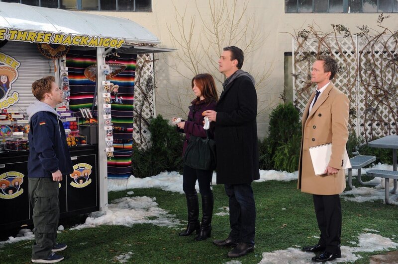 Während Barney (Neil Patrick Harris, r.) plant, Patrice einen Heiratsantrag zu machen, treffen Marshall (Jason Segel, 2.v.r.) und Lily (Alyson Hannigan, 2.v.l.) auf Daryl LaCorte (Seth Green, l.), einen alten Bekannten aus College-Zeiten … – Bild: 2012 Twentieth Century Fox Film Corporation. All rights reserved. Lizenzbild frei