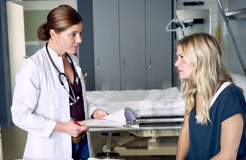 Vickys (Pia Stutzenstein, r.) Gesundheitszustand verschlechtert sich dramatisch. Sie fragt Dr. Kessler (Yasmina Djaballah) nach den Ergebnissen der Untersuchungen: Vicky braucht dringend eine neue Niere! – Bild: RTL /​ Guido Engels