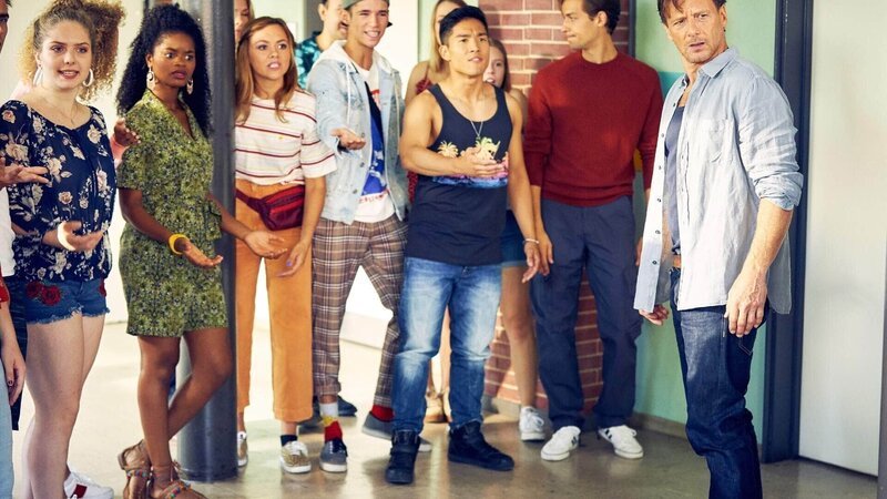 Der G-Kurs, (ab 2.v.l.) Elani (Melodie Wakivuamina), Betty (Yvonne Pferrer), Klaus (Loic Lopes) und Kiko (Jan Liem), ist sauer auf Clemens. Stefan (Hendrik Duryn, r.) weiß auch nicht so recht … – Bild: RTL /​ Frank Dicks