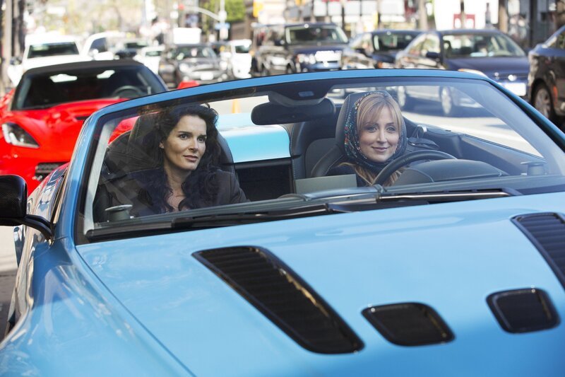 Jane Rizzoli (Angie Harmon, l.) und Maura Isles (Sasha Alexander) in Los Angeles. – Bild: VOX /​ Warner Bros.