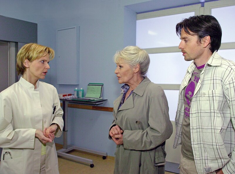 Vater sein dagegen sehr. Dr. Kathrin Globisch (Andrea Kathrin Loewig, li.) informiert Peer (Nils Nelleßen, re.) und seine Mutter Ruth Zarenthin (Marita Böhme, mi.) über Fraukes dramatischen Zustand. – Bild: MDR/​Krajewski