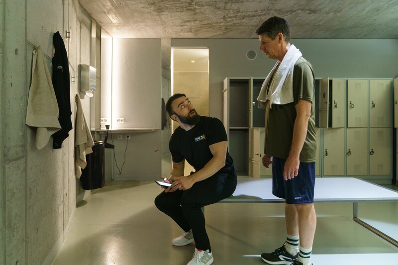 Thomas Albrechts (Thomas Clemens, r.) wird skeptisch gegenüber dem Verhalten seines Fitnesstrainers Masud Ansari (Aslan Aslan, l.). – Bild: Petro Domenigg/​FILMSTILLS.AT KG /​ ZDF