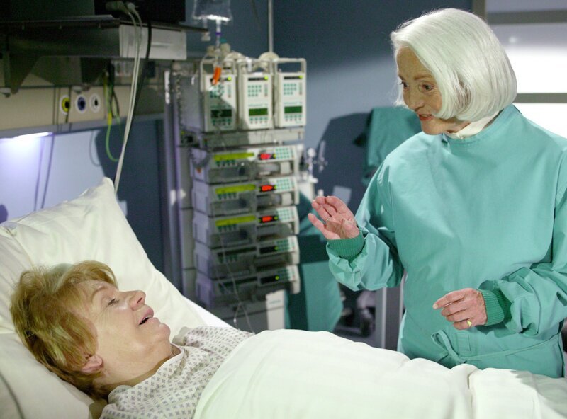 MDR Fernsehen IN ALLER FREUNDSCHAFT FOLGE 277, „Goldener Herbst“, am Montag um 11:40 Uhr. Hella Reich (Ilse Zielstorff, re.) sieht ein, dass Hannes Trude (Ingeborg Krabbe, li.) liebt. Die beiden Freundinnen versöhnen sich wieder. – Bild: MDR/​Krajewski