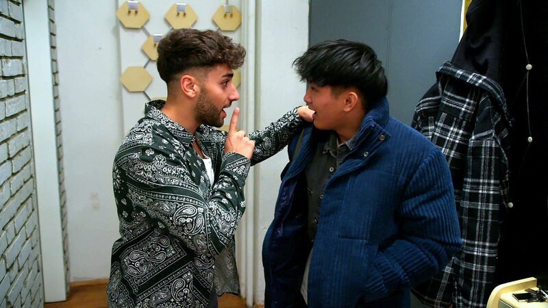 Karim gesteht Elias, dass er fürs „Babysitten“ von Joe bezahlt wird. Elias überredet ihn, das Geld in Burger zu investieren. Doch Joanna will mitkommen und sogar Schule schwänzen. Als der Feueralarm losgeht, ist klar, wer dahintersteckt. – Bild: RTLZWEI