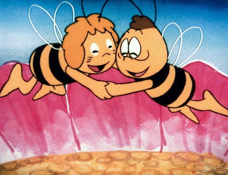 Maja und Willie freuen sich – sie machen eine Bootsfahrt. – Bild: ORF/​ZDF/​Apollo-Film