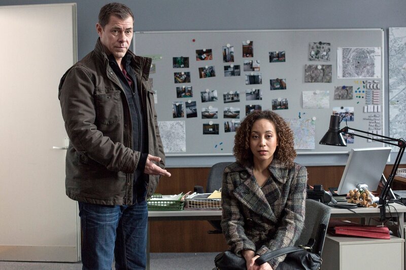 NDR Fernsehen HEITER BIS TÖDLICH – MORDEN IM NORDEN FOLGE 25, „Auge um Auge“, am Donnerstag (23.04.15) um 23:30 Uhr. Finn Kiesewetter (Sven Martinek, l.) mit der Afrikanerin Elizette Mukabi (Larissa Aimée Breidbach, r.) auf dem Revier. Warum hat die Lebensgefährtin des Toten ihn nie als vermisst gemeldet? – Bild: NDR/​ARD/​Georges Pauly