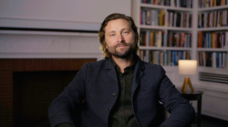 Quinn Slobodian kritisiert beim Thema Künstliche Intelligenz (KI) und Big Tech die zunehmende Machtverschiebung zugunsten großer Tech-Konzerne und einer internationalen „Superklasse“, die sich staatlicher Kontrolle weitgehend entzieht. – Bild: ZDF und WDR/​Uri Shwartz