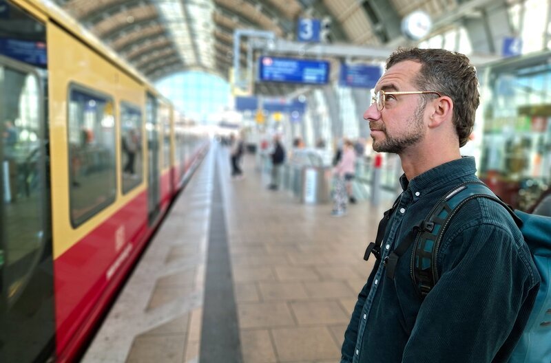 NORDDEUTSCHER RUNDFUNK Pendler-Stress. Nation auf Achse Viele Menschen in Deutschland pendeln mit Bus und Bahn, zwei Drittel aber mit dem Auto. – Bild: NDR/​Kristof Kannegießer /​ NDR Presse und Information