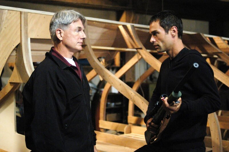 La mort de Kate, abattue sur le toit d’un immeuble par un sniper, hante alle Mitglieder des NCIS. Gibbs ist so sehr erschüttert, dass er sich um seine Untergebenen kümmert! Er bleibt jedoch entschlossen, sich an dem Schützen, Ari Haswari, zu rächen. Nachdem er Tony gebeten hat, Abby die auf dem Tatort gesammelten Hülsen zu bringen, geht er bei strömendem Regen einen Kaffee holen. Als Gibbs sich dem Labor der Wissenschaftlerin nähert, eröffnet der Doppelagent des Mossad erneut das Feuer. – Bild: CBS /​ Paramount pictures