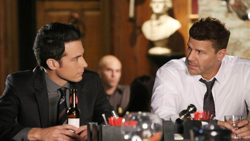Booth (David Boreanaz) hat vollstes Vertrauen in Aubrey (John Boyd, l.) und überträgt ihm die Leitung des Falls, damit er Erfahrungen sammeln kann. – Bild: TVNOW /​ FOX